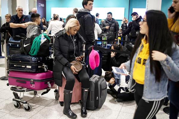 英国日前公布,其净移民人数创历史新高,对英国政府造成巨大压力。图为在伦敦盖特威克机场内等待的乘客。(Dan Kitwood/Getty Images)