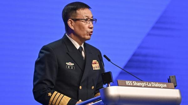 2024年6月2日,中国国防部长董军在新加坡香格里拉饭店举行的第21届香格里拉对话高峰会上发表演说。