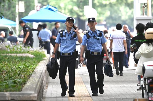 2024年7月15日,警察在北京京西宾馆外巡逻,中国领导人正在那里举行第三次全体会议。(Getty Images)