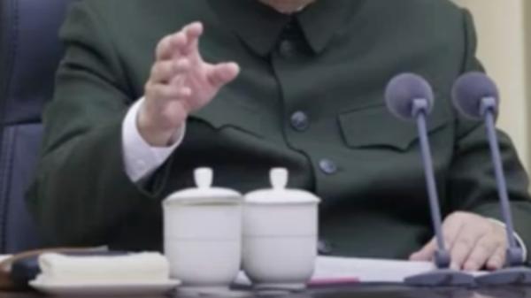 习近平桌上摆放两个茶杯。