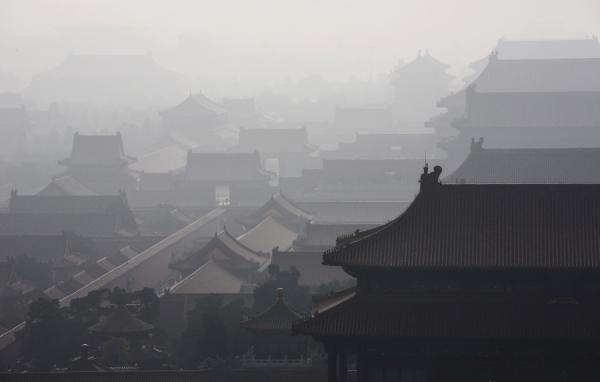 2015年11月15日,因空气污染造成的雾气笼罩在北京的故宫上空。(图片来源:Getty Images)