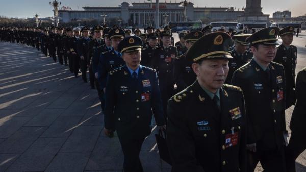 2024年3月8日,中共军队代表在中国北京人民大会堂出席全国人民代表大会第二次全体会议。(图片来源:Kevin Frayer/Getty Images)