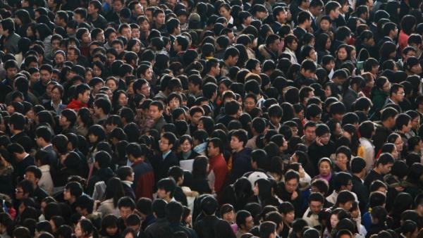 江苏南京一场招聘会上,大学毕业生人山人海。(图片来源:Getty Images)