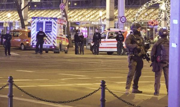 2024年12月20日,德国东部马格德堡恐袭现场,警察和救护车停在圣诞市场旁边。(NEWS5/NEWS5/AFP via Getty Images)