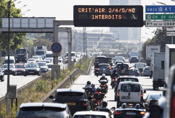 法国继续推广低排放区域,图为巴黎环线的车辆空气污染等级限行牌。(ALAIN JOCARD/AFP via Getty Images)