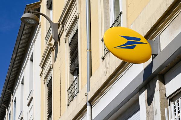 法国邮局从今年1月起上调邮政费。(MATTHIEU DELATY/Hans Lucas/AFP via Getty Images)