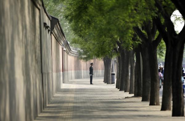 中南海前执勤的军警(Jason Lee-Pool/Getty Images)