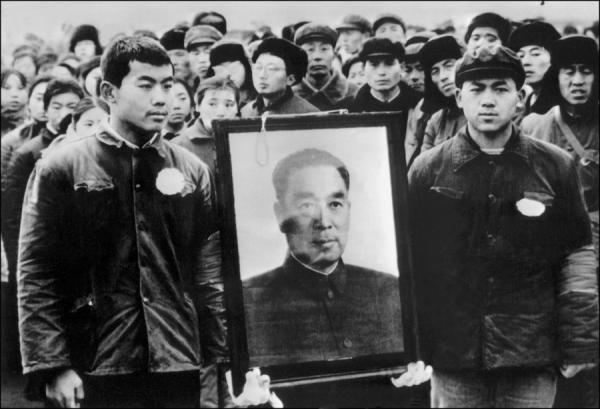 1976年1月周恩来之死触发了天安门四五运动，他在文革中究竟扮演了什么角色？（图片来源：  AFP via Getty Images）