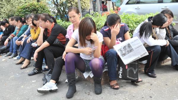 广东深圳女工在一家工厂外聚集。(图片来源:Getty Images)