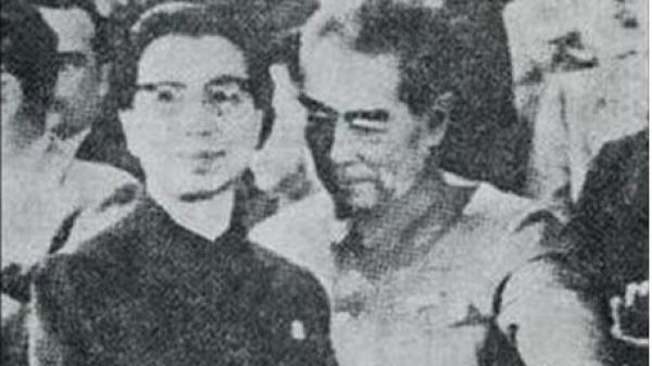 周恩来吹捧江青。（图片来源： 网络图片 ）