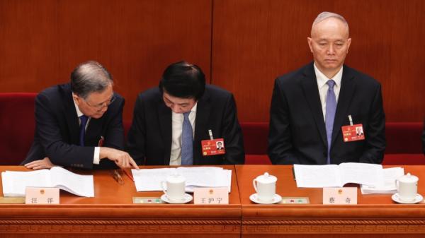 1月9日,政治局常委会会议通稿罕见批评中央书记处,让人感觉敲打蔡奇的意味颇重。分析认为,蔡奇被半公开批评是习近平失势的又一佐证。