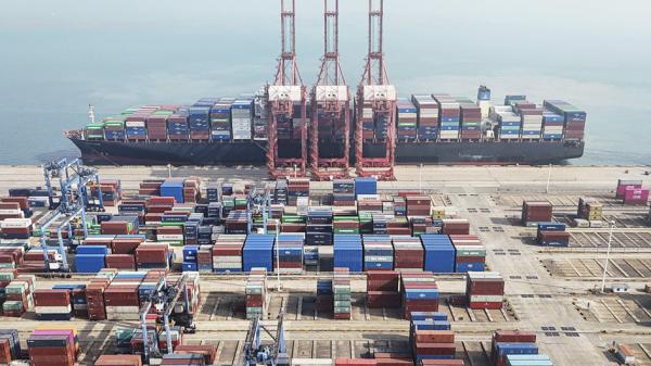 近日北京政府突然宣布,从2025年1月1日起对935项商品降低关税。图为江苏省连云港码头。(STR/AFP via Getty Images)