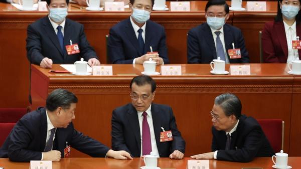 中共党魁习近平(左)于2023年3月11日在中国北京举行的全国人民代表大会第四次全体会议上与前总理李克强(中)和全国人民代表大会委员长赵乐际(右)讲话。