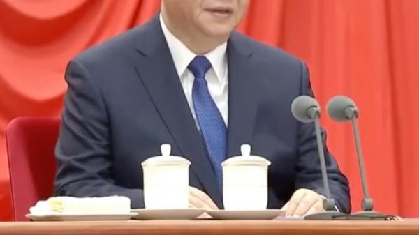 在中纪委的会议上,习近平仍使用两个茶杯。(视频截图)