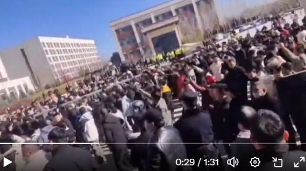 陕西蒲城职校学生校内坠亡,成千上万民众声援家属在校门前抗议。(图片来源:视频截图)