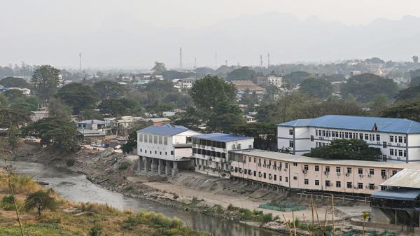2024年4月11日,从泰国边境一侧看到的缅甸妙瓦底镇的全景。(MANAN VATSYAYANA/AFP via Getty Images)