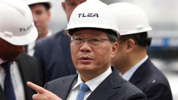 图为2024年6月18日,中共国务院总理李强在澳洲珀斯参观了位于奎纳纳的西澳大利亚州唯一营运的氢氧化锂工厂。