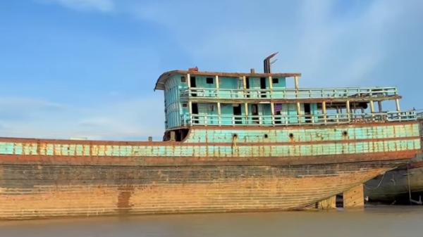 缅甸公海上的医疗船。(图片来源:视频截图)