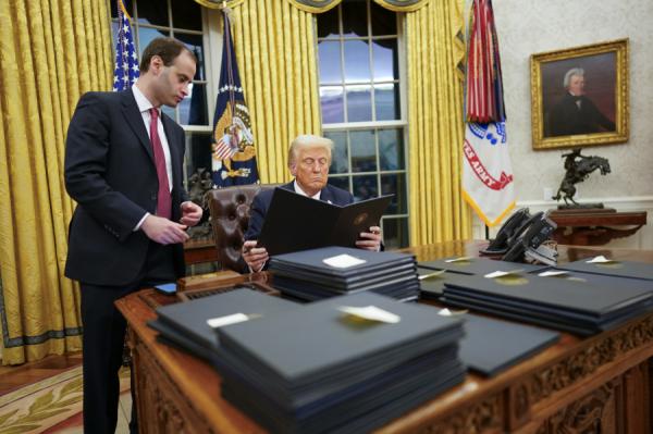 2025年1月20日,美国总统川普在白宫签署一系列行政命令。(图片来源:Jabin Botsford /The Washington Post via Getty Images)