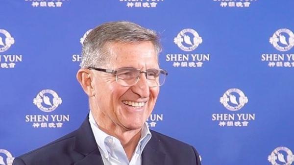 2025年1月16日，美国陆军退役中将、前国家安全顾问迈克尔·弗林（Michael Flynn）将军观赏了佛州圣彼得堡的神韵演出。（NTD）