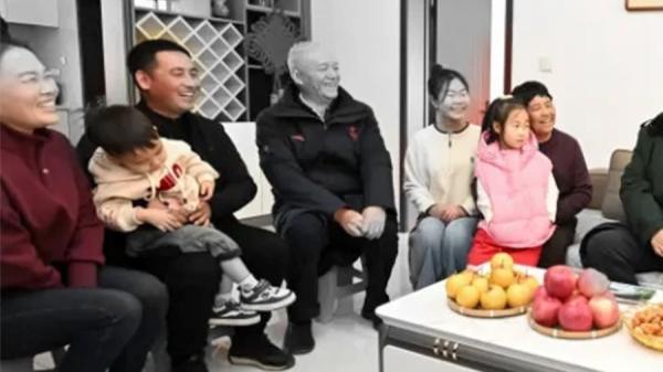 蔡奇外衣胸前左右“挂红”并非偶然,用意明显(图片来源:网络截图)