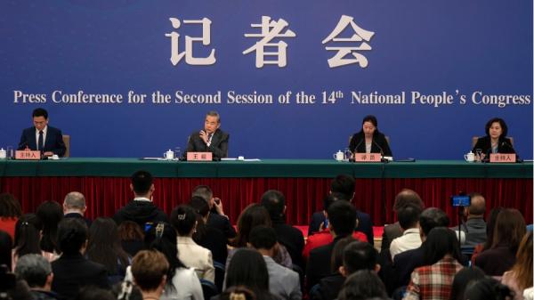 2024年3月7日,中共外交部长王毅(左二)在北京举行的全国人民代表大会和两次会议期间举行的国内外记者招待会上发表讲话。(Kevin Frayer/Getty Images)