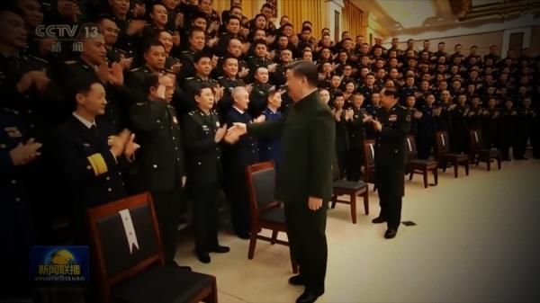 习近平在北部战区,张又侠一人拉出距离陪同(图片来源:视频截图)