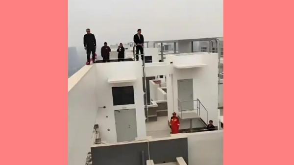 1月10日,陕西西安民工站在楼顶,威胁跳楼讨薪。(图片来源:视频截图)