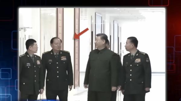 习近平跟张又侠等人在长廊一起行走。(图片来源:视频截图)