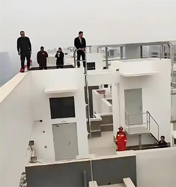 2025年1月10日,陕西西安民工站在楼顶,威胁跳楼讨薪。