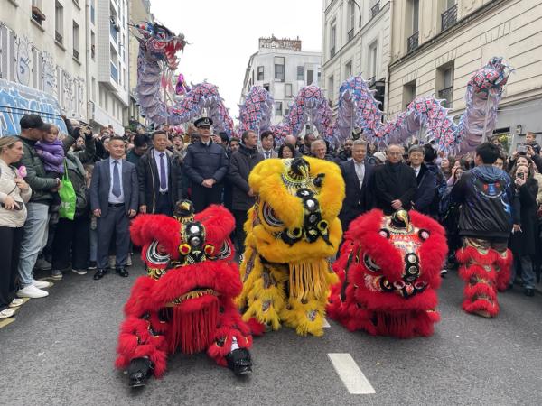 舞龙舞狮大游行现场;中图:美食市场(摄影:林莲怡/看中国)
