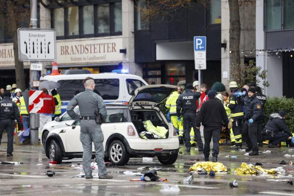 2月13日,德国南部城市慕尼黑一辆汽车冲撞人群现场,紧急救援人员正在工作。(MICHAELA STACHE/AFP via Getty Images)