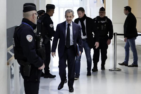 2025年2月10日,法国前总统萨科齐(中)抵达巴黎法院。(STEPHANE DE SAKUTIN/AFP via Getty Images)