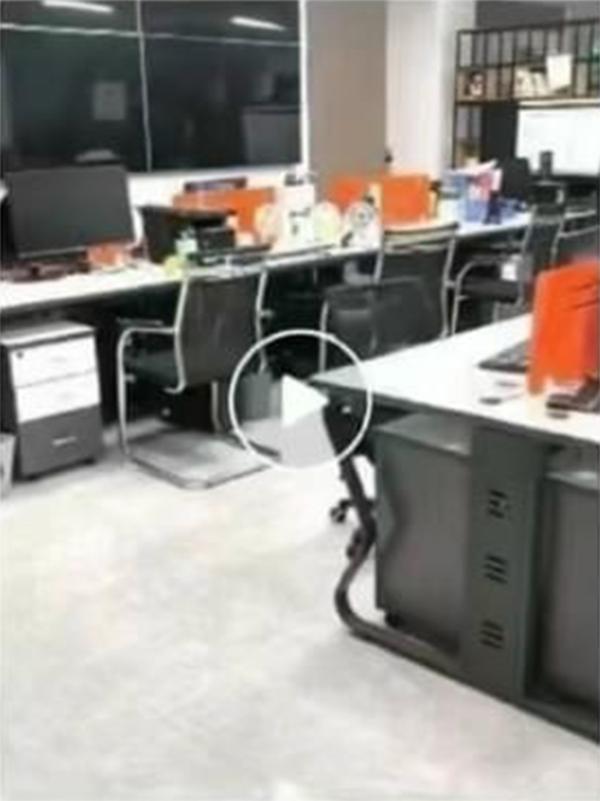 “假装上班有限公司”的招聘通知。