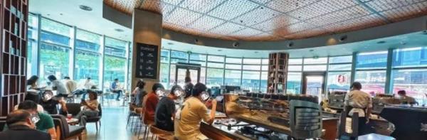 中国失业者挤满星巴克假装“上班”。