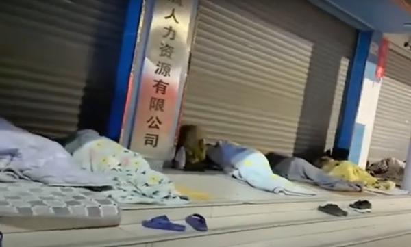 广东冬天的街头,失业露宿街头的人依然随处可见。