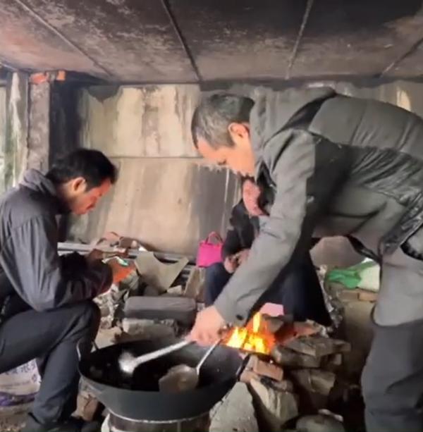 住桥洞的年轻人在煮饭。