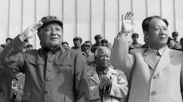 胡耀邦举双手赞成邓小平退休,给年轻人让位,结果惹怒了邓小平,下决心拿掉他。(图片来源:Getty image)