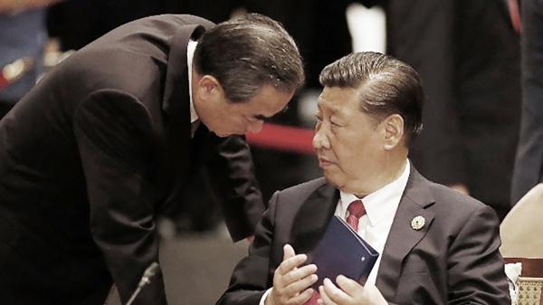 习近平(右)与王毅(左)(JORGE SILVA/AFP via Getty Images)