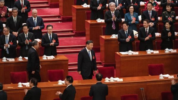 图为2024 年 3 月 5 日,中国国家主席习近平(下)抵达中国北京人民大会堂出席全国人民代表大会开幕式。