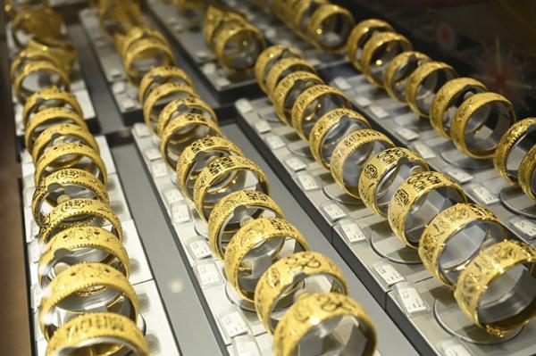2024年1月26日,中国广东省佛山市的一家周大福店内出售的黄金首饰。(JADE GAO/AFP via Getty Images)