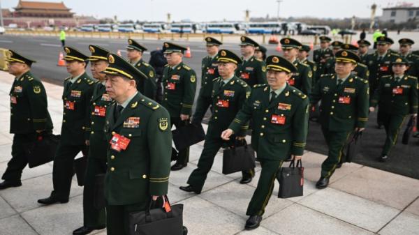 2024年3月4日,中共人民政治协商会议(CPPCC)开幕式前,军事代表团成员到人民大会堂参加会议。