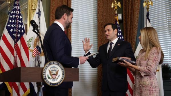 2025年1月21日,在华盛顿特区艾森豪行政办公大楼副总统办公室举行的宣誓就职仪式上,前美国参议员卢比奥(Marco Rubio)宣誓就任国务卿。(图片来源:Alex Wong/Getty Images)