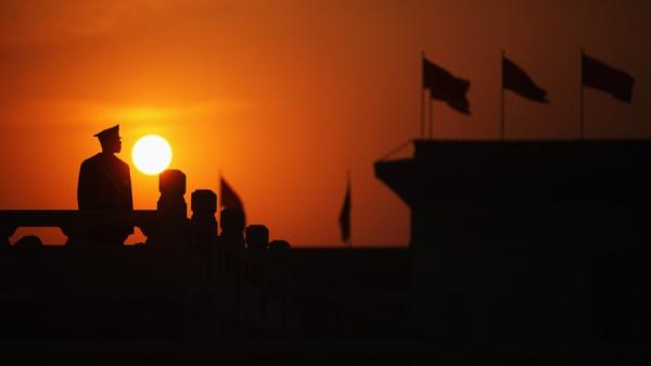 2009年3月7日,在中共人民政治协商会议全体会议期间,一名准军事警察在天安门广场站岗。(图片来源:Getty Images)