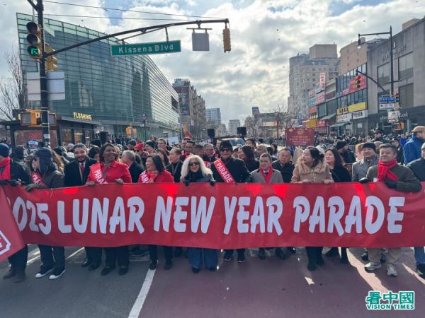 2025年2月1日,中国新年乙巳年大年初四,在纽约最大华人居住区法拉盛,纽约市举行庆贺中国新年大游行。(看中国摄影:柳笛)