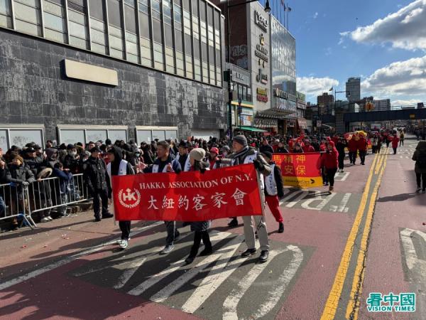 2025年2月1日,中国新年乙巳年大年初四,在纽约最大华人居住区法拉盛,纽约市举行庆贺中国新年大游行。(看中国摄影:柳笛)