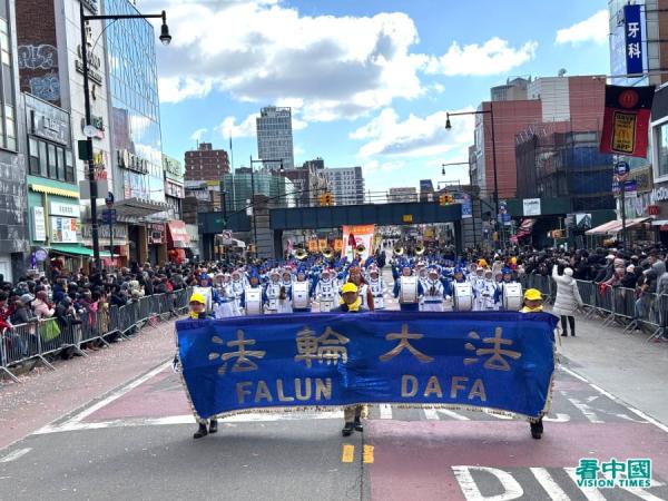 2025年2月1日,中国新年乙巳年大年初四,在纽约最大华人居住区法拉盛,纽约市举行庆贺中国新年大游行。(看中国摄影:柳笛)