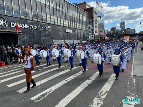 2025年2月1日,中国新年乙巳年大年初四,在纽约最大华人居住区法拉盛,纽约市举行庆贺中国新年大游行。(看中国摄影:柳笛)