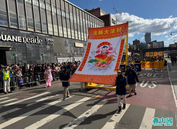 2025年2月1日,中国新年乙巳年大年初四,在纽约最大华人居住区法拉盛,纽约市举行庆贺中国新年大游行。(看中国摄影:柳笛)