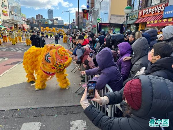 2025年2月1日,中国新年乙巳年大年初四,在纽约最大华人居住区法拉盛,纽约市举行庆贺中国新年大游行。(看中国摄影:柳笛)
